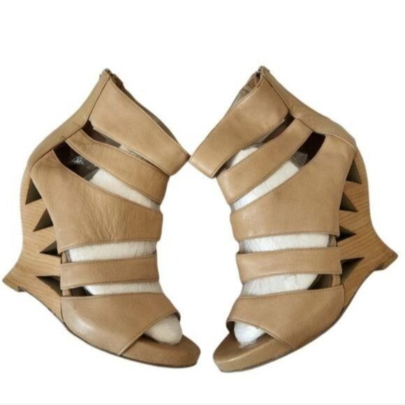 DONALD J PLINER Bataia CutOut Wedge Sandal - Picture 5 of 11
